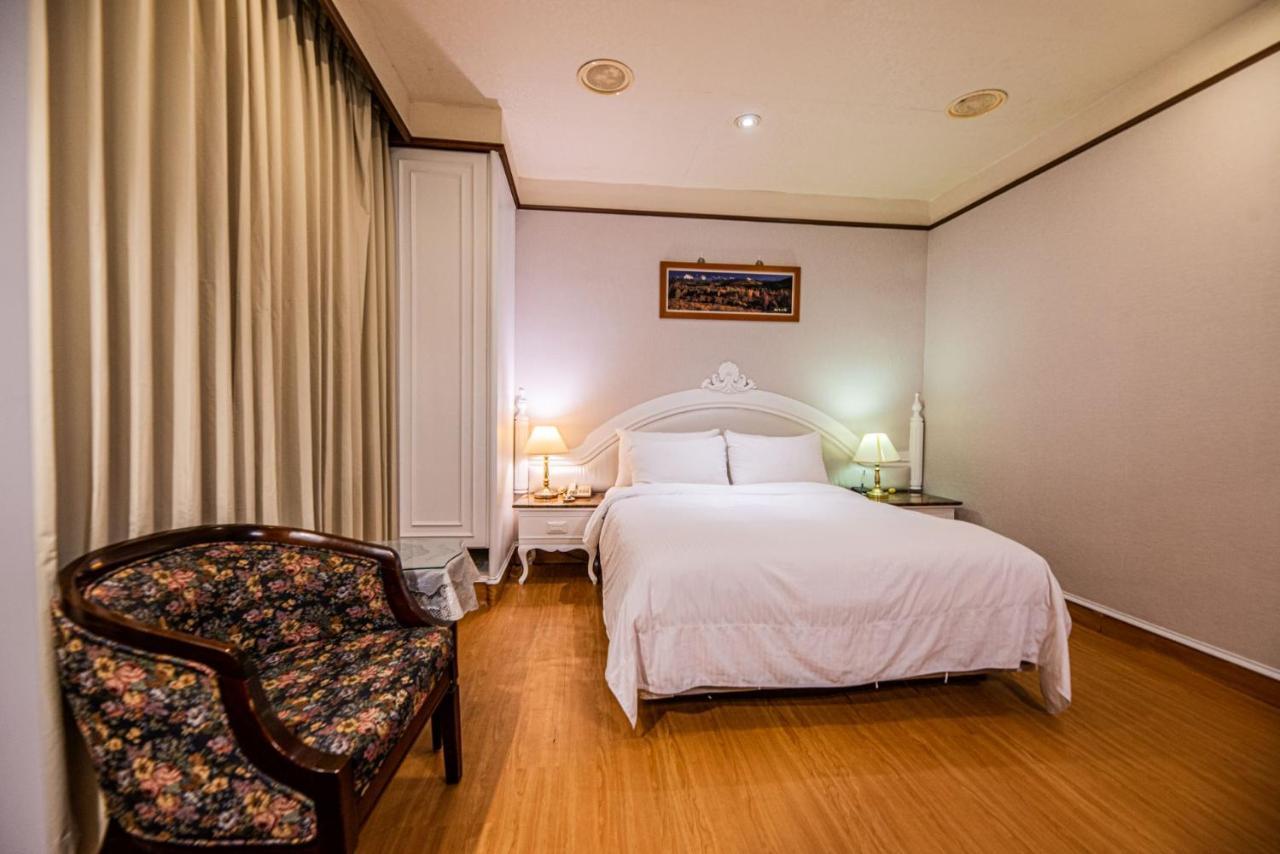 Wenpin Hotel - Pier 2 Kaohsiung Exterior photo